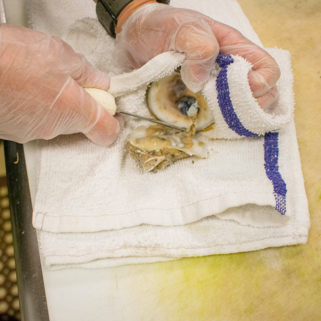 Loosen the oyster meat with the knife