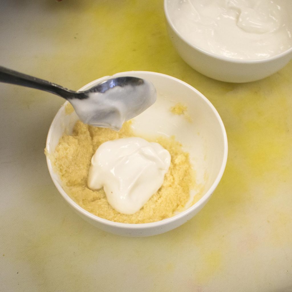 Mix the coconut cream and horseradish together.