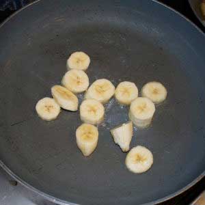 Add the sliced bananas in to a sauté pan
