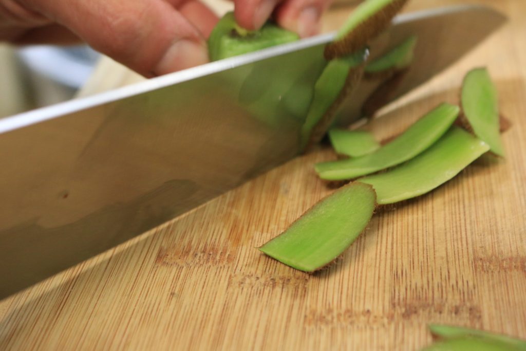 Peel kiwi