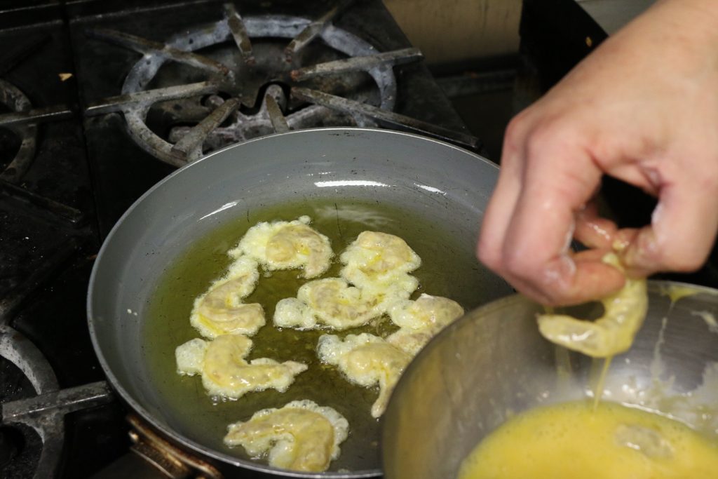 Coat shrimp completely in egg mixture