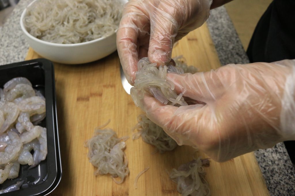 wrap the sweet potato starch noodles and squeeze them on to stick to the shrimp